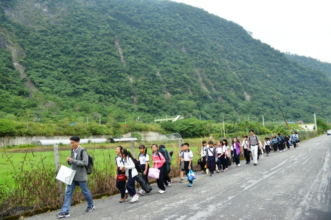 光復國小四年級國樂團學童，即將走進山裡全校僅30名學童的武塔國小