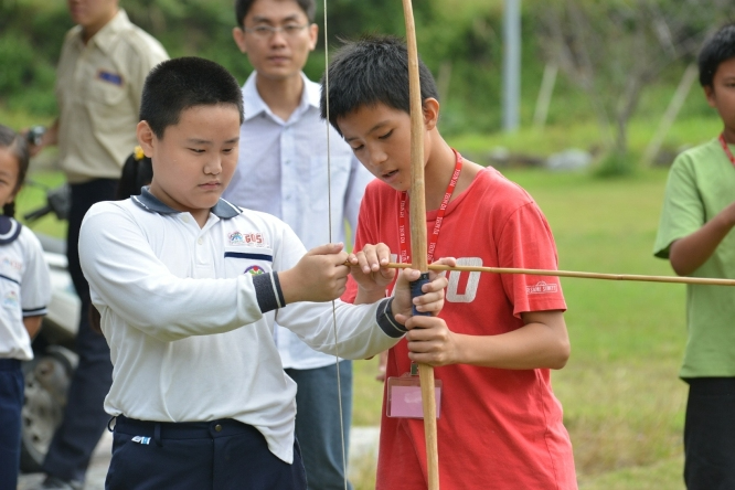 武塔小助教為光復學童傳授射箭技巧